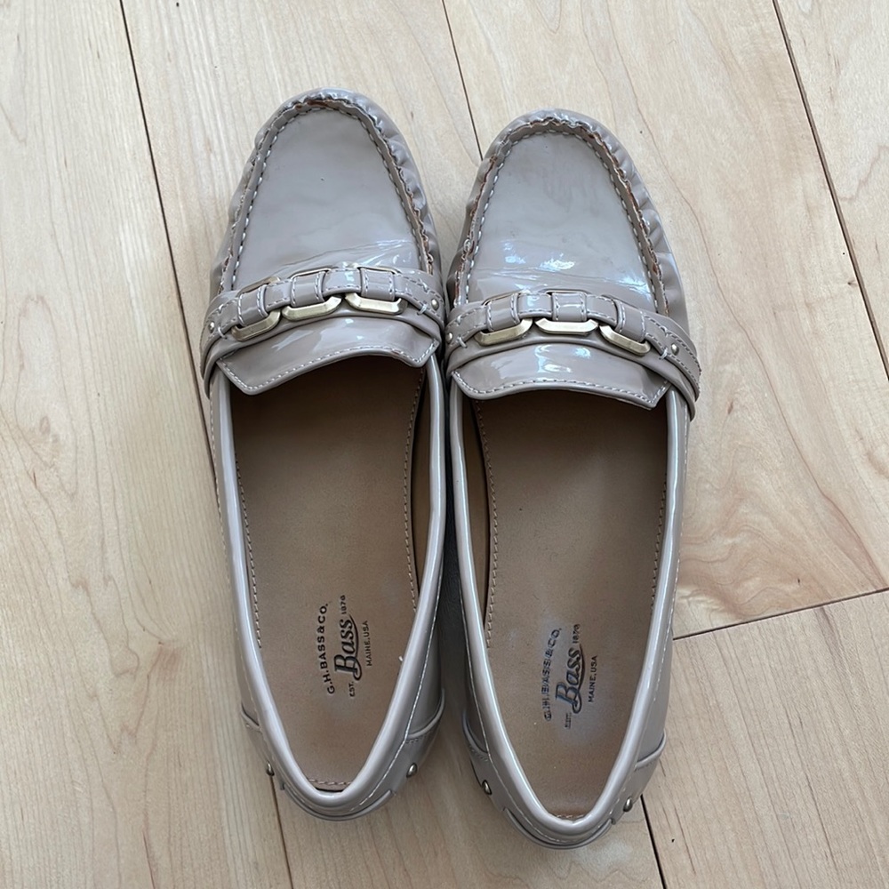 Women’s size 7.5 Bass patent leather loafer with gold hardware.
